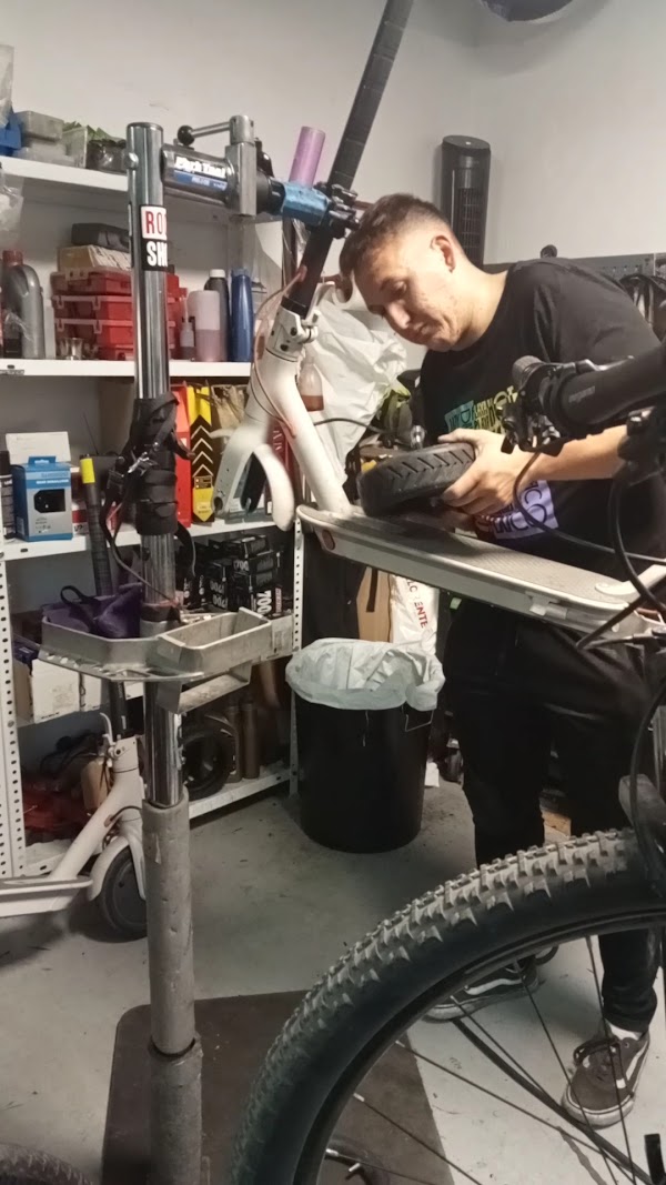 Mecánico reparando una bicicleta